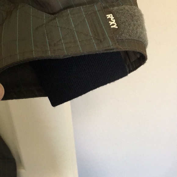 Roxy Snow coveralls. Taupe/turquoise pinstripes. Onesie. Hood/faux fur. Size S. - Picture 9 of 15